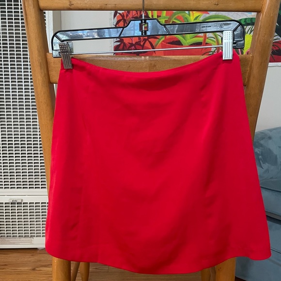 Red satin mini skirt - Picture 2 of 3